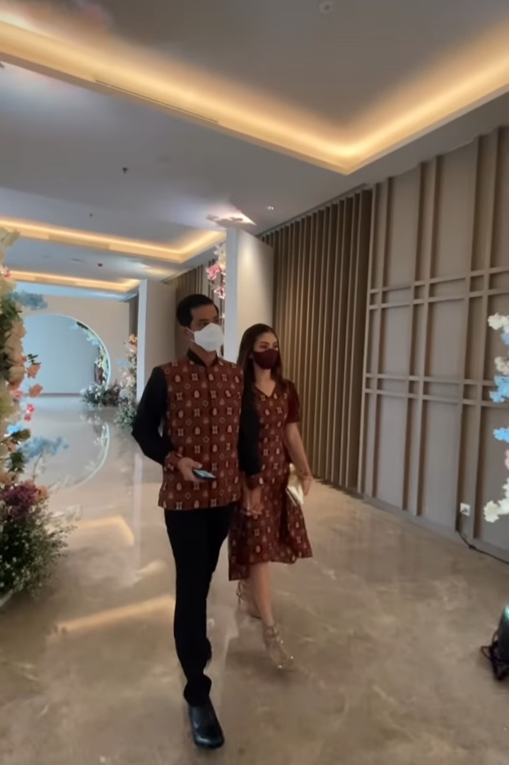 gaya seleb hadiri acara lamaran Kiky Saputri © berbagai sumber