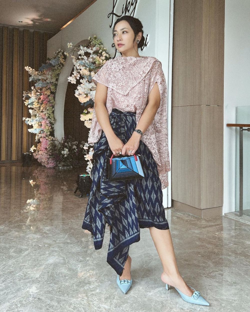 gaya seleb hadiri acara lamaran Kiky Saputri © berbagai sumber