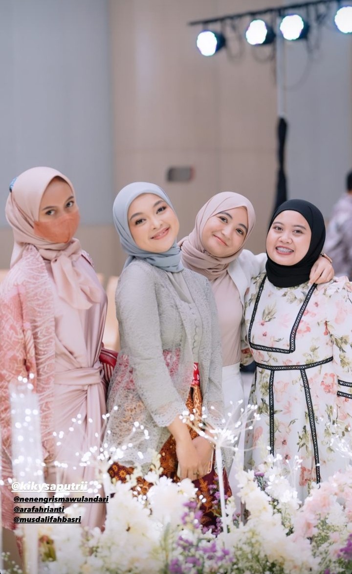 gaya seleb hadiri acara lamaran Kiky Saputri © berbagai sumber