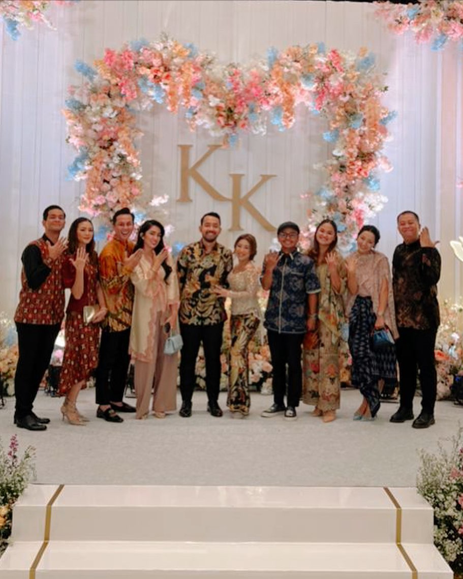 7 Gaya seleb di acara lamaran Kiky Saputri, Hesti pakai kain Bali