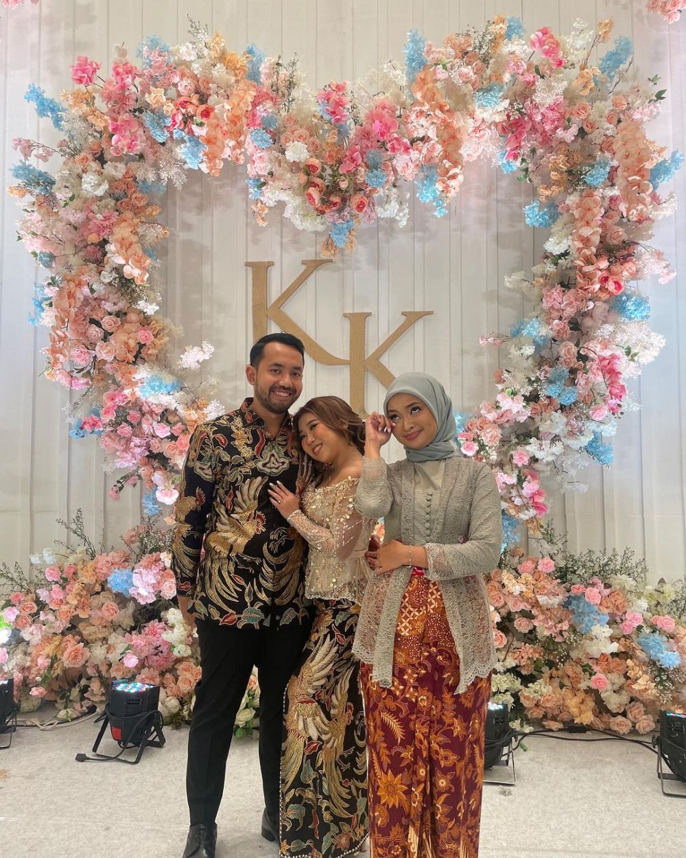 gaya seleb hadiri acara lamaran Kiky Saputri © berbagai sumber