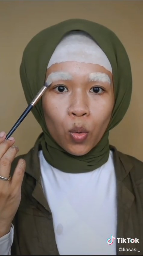 Transformasi makeup badut Pennywise © TikTok/@liasasi_ Transformasi makeup badut Pennywise © TikTok/@liasasi_