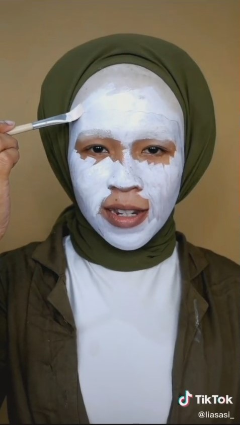 Transformasi makeup badut Pennywise © TikTok/@liasasi_ Transformasi makeup badut Pennywise © TikTok/@liasasi_