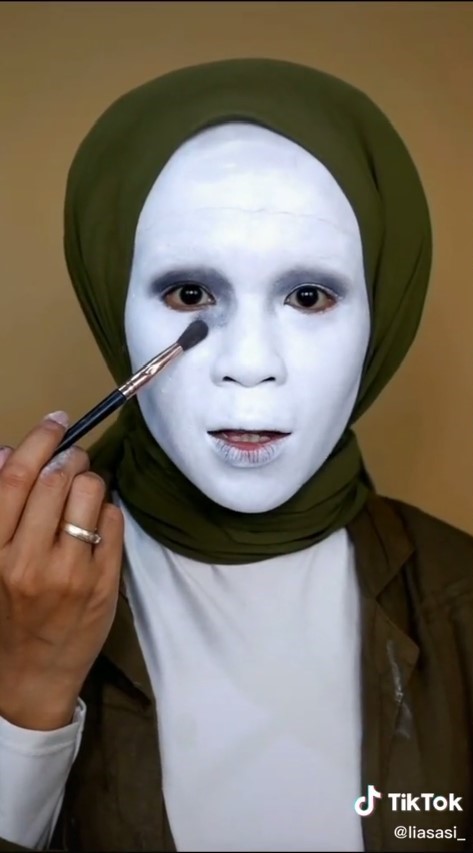 Transformasi makeup badut Pennywise © TikTok/@liasasi_ Transformasi makeup badut Pennywise © TikTok/@liasasi_