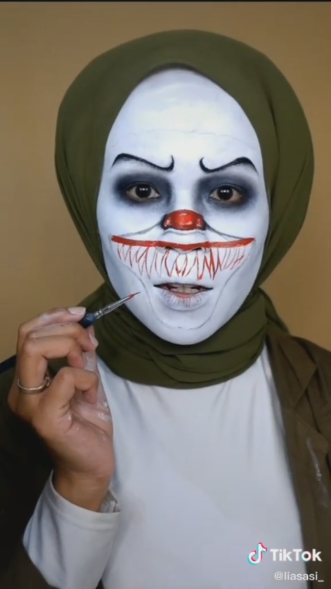 Transformasi makeup badut Pennywise © TikTok/@liasasi_