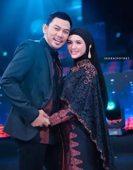 asmara penyanyi ini berujung pelaminan  © Instagram