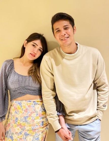 asmara penyanyi ini berujung pelaminan  © Instagram