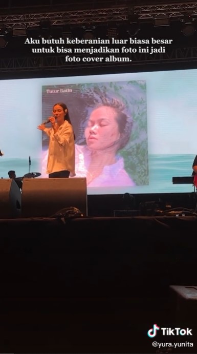 Yura Yunita hapus makeup saat manggung © TikTok