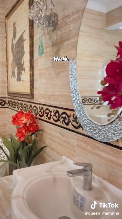 Toilet 'sultan' di pom bensin © TikTok/@queen_mamita