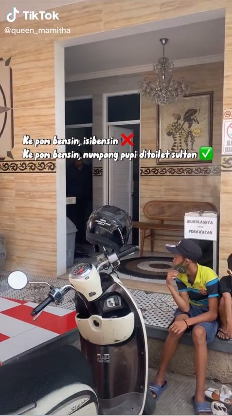 Toilet 'sultan' di pom bensin © TikTok/@queen_mamita