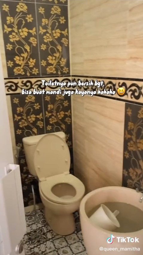 Toilet 'sultan' di pom bensin © TikTok/@queen_mamita Toilet 'sultan' di pom bensin © TikTok/@queen_mamita