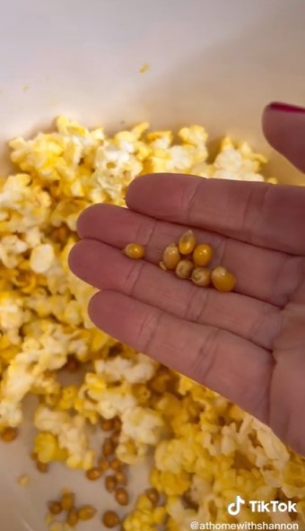 Trik cepat memisahkan biji jagung yang masih keras dari popcorn instan
