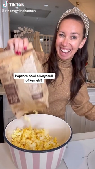 Trik cepat memisahkan biji jagung yang masih keras dari popcorn instan