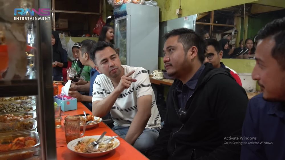 Gaya 7 aktor Indonesia makan di warteg, santai dan nggak gengsi