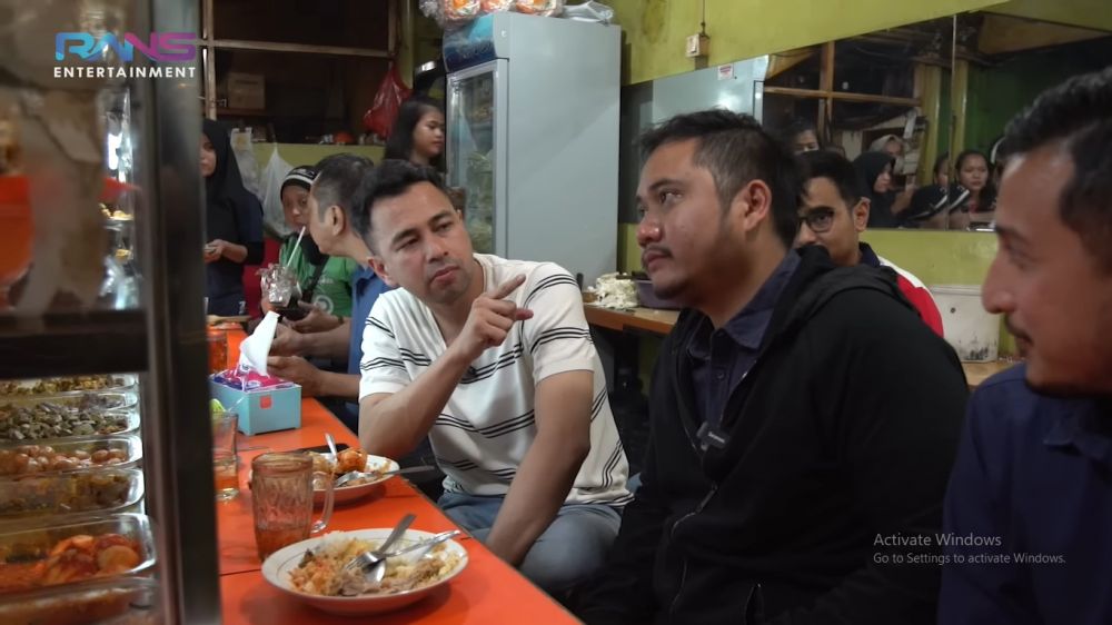Gaya 7 aktor Indonesia makan di warteg, santai dan nggak gengsi b