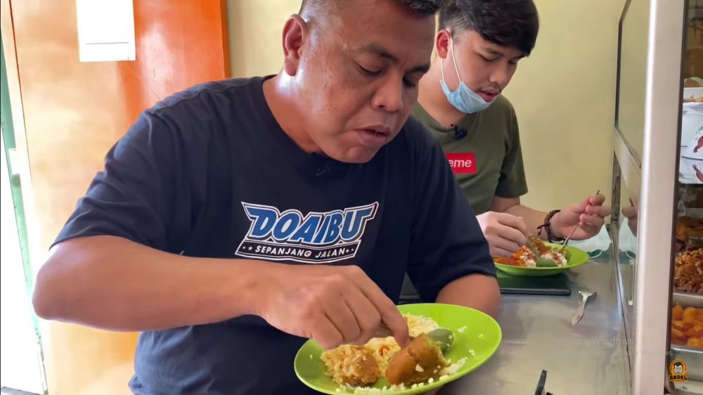 Gaya 7 aktor Indonesia makan di warteg, santai dan nggak gengsi b
