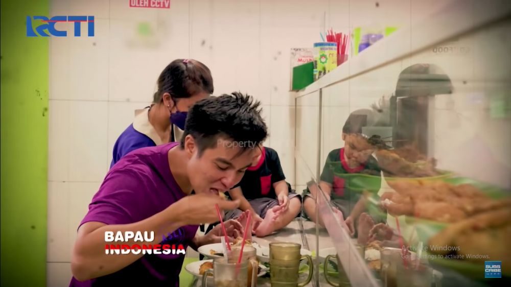 Gaya 7 aktor Indonesia makan di warteg, santai dan nggak gengsi b