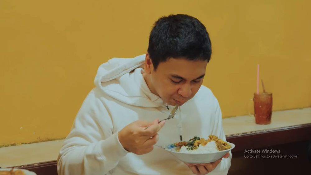 Gaya 7 aktor Indonesia makan di warteg, santai dan nggak gengsi b