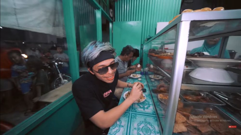 Gaya 7 aktor Indonesia makan di warteg, santai dan nggak gengsi b