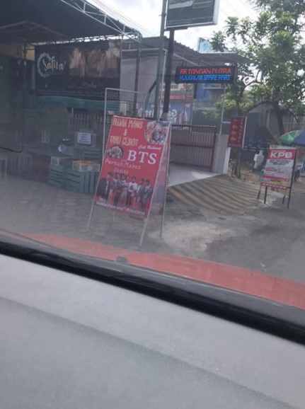 spanduk jualan bertema member BTS © berbagai sumber
