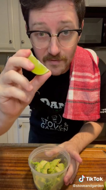 Trik simpan potongan buah alpukat supaya tetap hijau dan tak menghitam