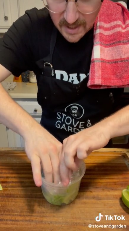 Trik simpan potongan buah alpukat supaya tetap hijau dan tak menghitam