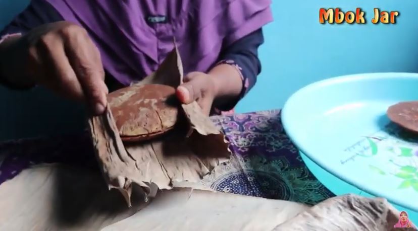 Trik simpan gula aren pakai daun pisang agar tak cepat mencair