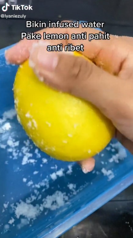 Cara membuat infused water lemon agar tidak pahit dan tetap segar