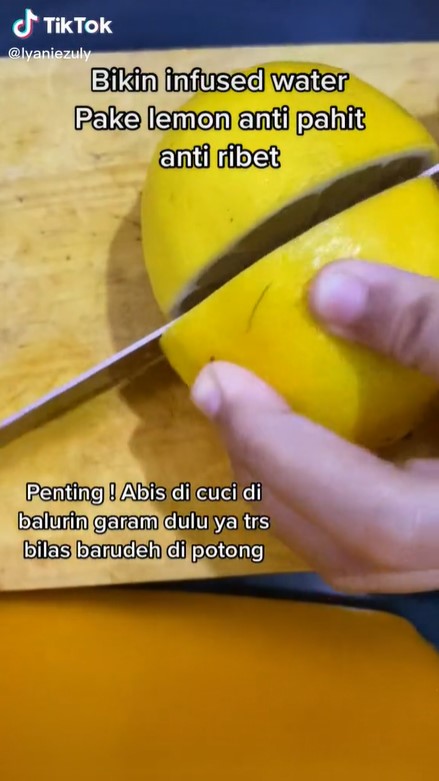 Cara membuat infused water lemon agar tidak pahit dan tetap segar