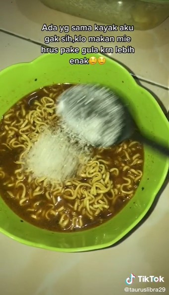 Beda dari biasanya, cara pria makan mi pakai gula ini bikin tercengang