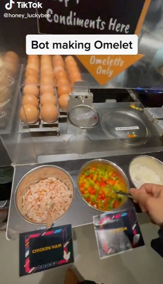 Layaknya manusia, aksi robot pembuat omelet otomatis ini canggih abis