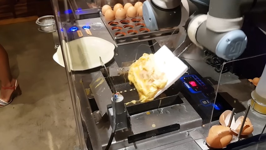 Layaknya manusia, aksi robot pembuat omelet otomatis ini canggih abis