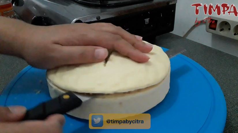 Trik mudah memotong kue agar rata sebelum dihias, cocok untuk pemula