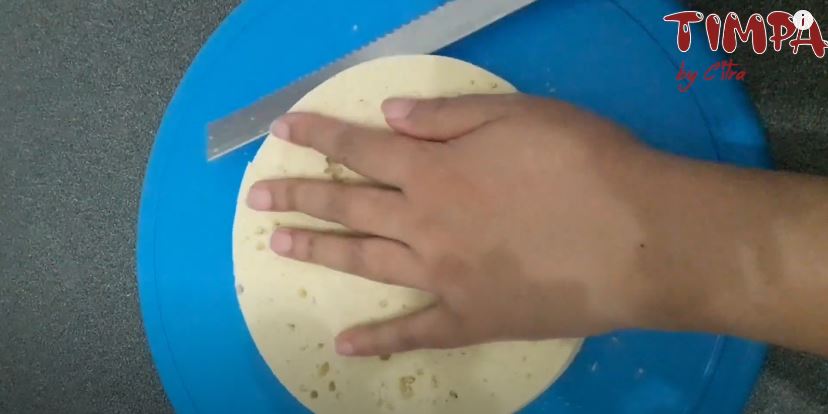 Trik mudah memotong kue agar rata sebelum dihias, cocok untuk pemula