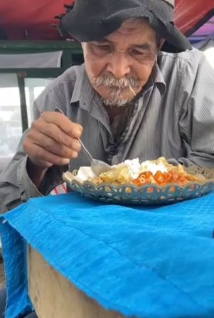 Kakek tukar centong dagangan demi sepiring nasi TikTok