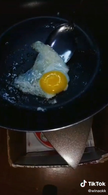 Cara anak kos masak telur tanpa kompor ini unik, bikin geleng kepala