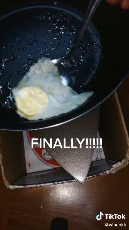Cara anak kos masak telur tanpa kompor ini unik, bikin geleng kepala