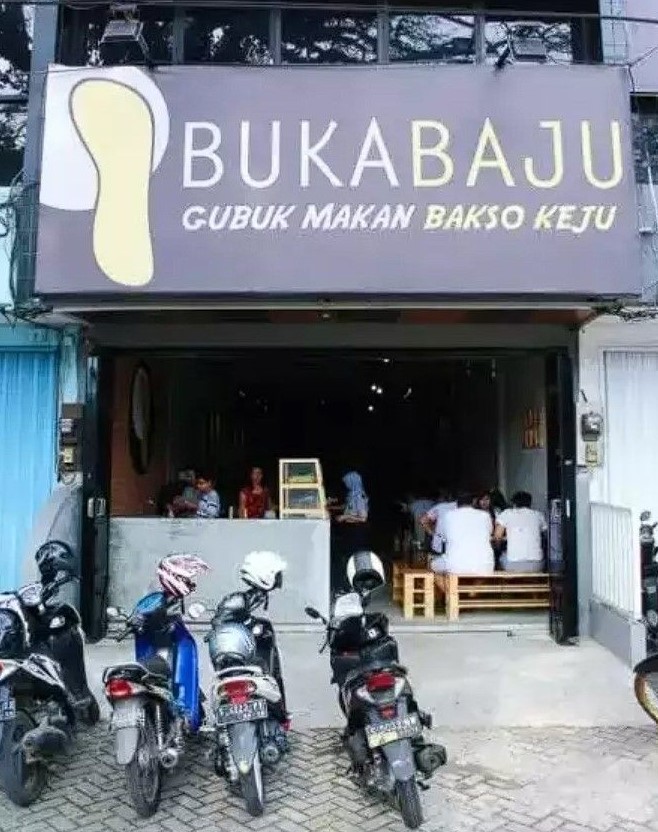 Spanduk toko pakai singkatan Berbagai sumber Spanduk toko pakai singkatan Berbagai sumber