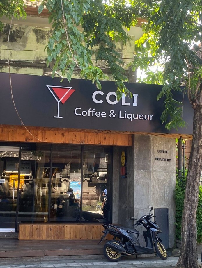 Spanduk toko pakai singkatan  Berbagai sumber