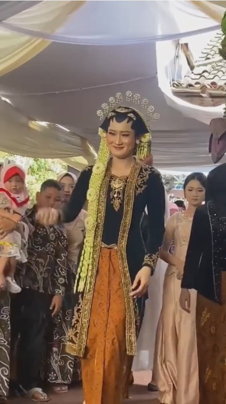 10 Momen akad nikah 'Ratu Ambyar' Yeni Inka, dipersunting polisi