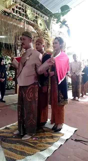 10 Momen akad nikah 'Ratu Ambyar' Yeni Inka, dipersunting polisi