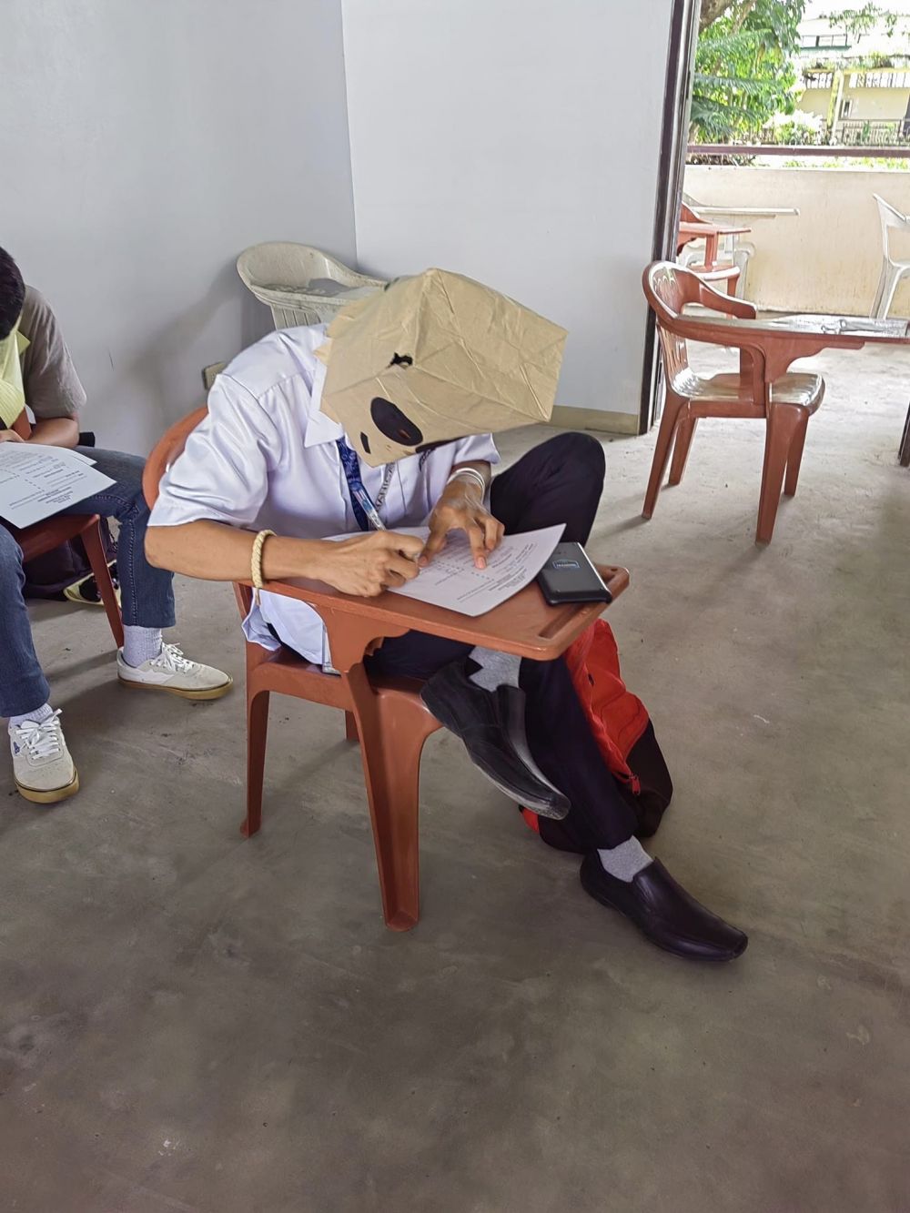 Mahasiswa pakai topi Mahasiswa pakai topi