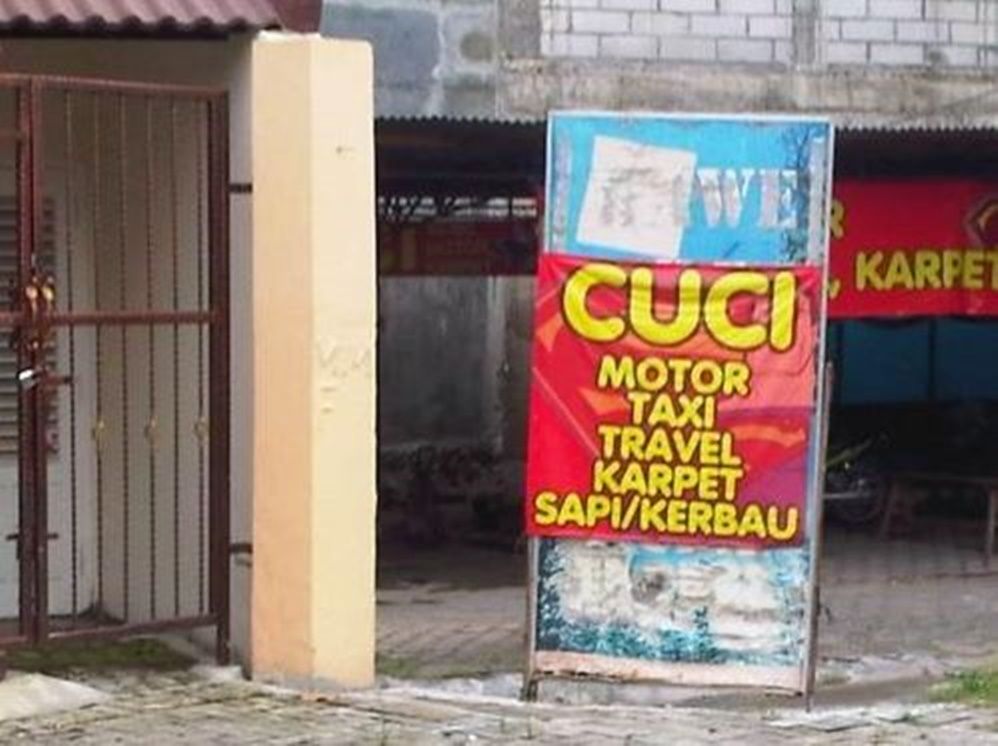 spanduk promosi cuci kendaraan nyeleneh © berbagai sumber