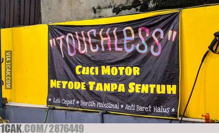 spanduk promosi cuci kendaraan nyeleneh © berbagai sumber