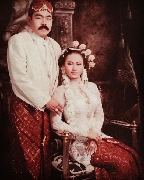 12 Pedangdut menikah pakai adat Jawa, Yeni Inka dipersunting polisi