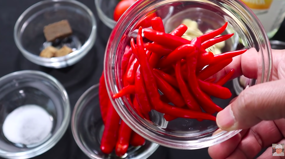 5 Trik bikin sambal bajak super pedas, tahan hingga 2 bulan