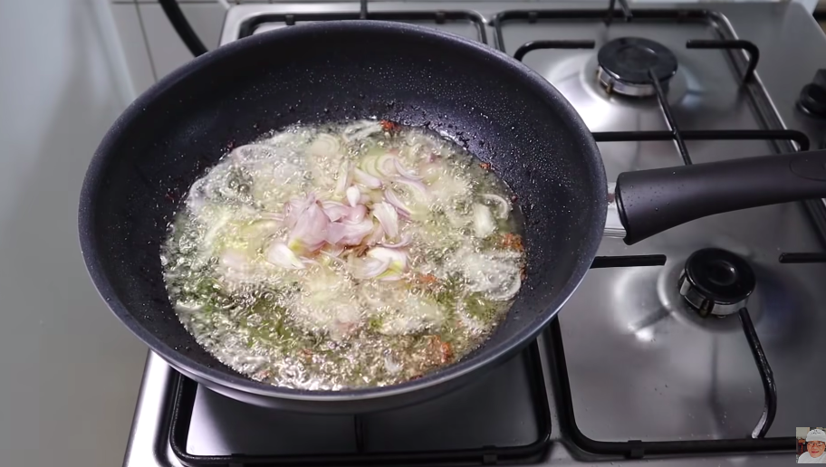 5 Trik bikin sambal bajak super pedas, tahan hingga 2 bulan