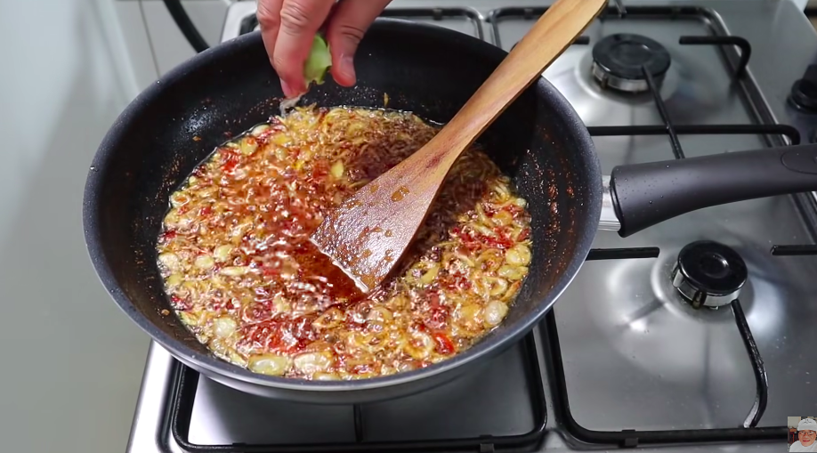 5 Trik bikin sambal bajak super pedas, tahan hingga 2 bulan
