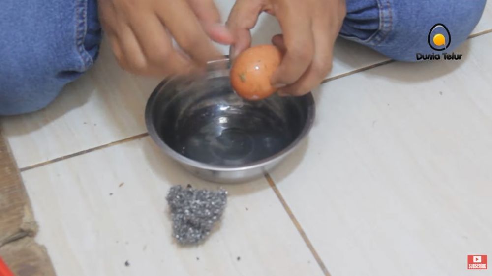 Jangan dicuci, ini 5 cara bersihkan telur kotor agar tak mudah busuk