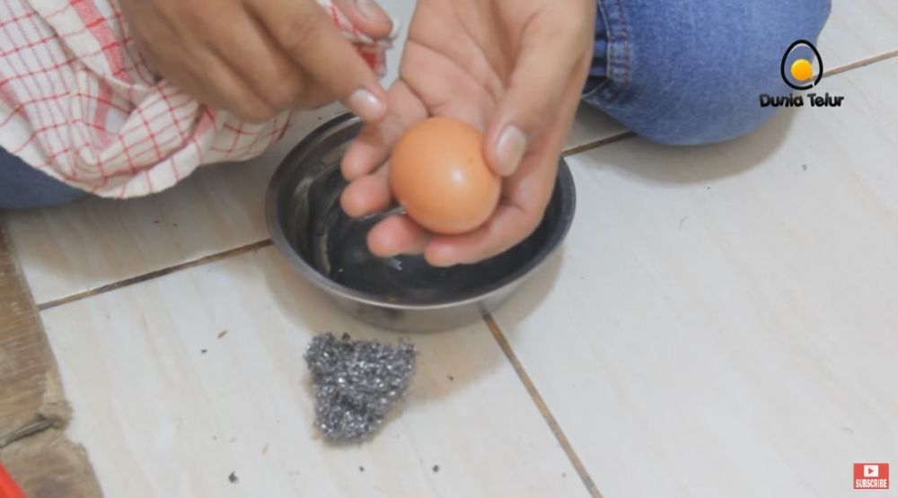 Jangan dicuci, ini 5 cara bersihkan telur kotor agar tak mudah busuk